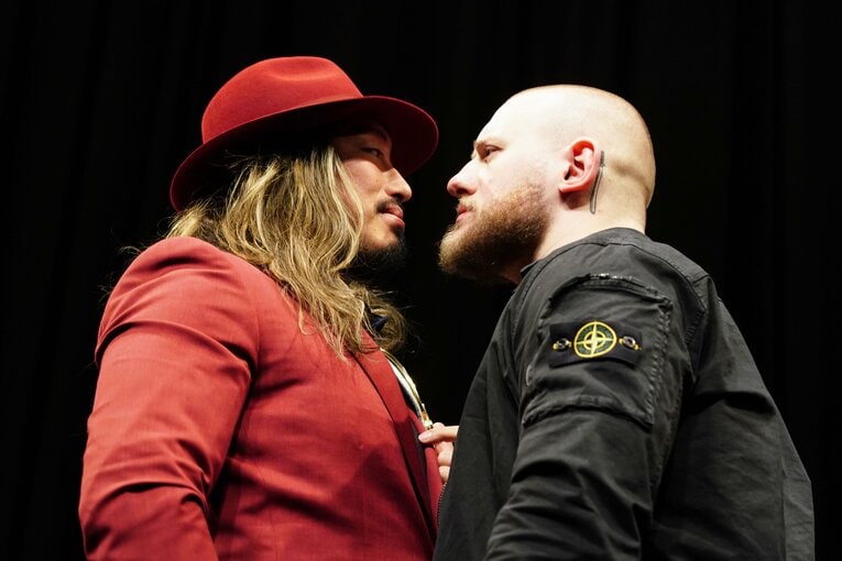 前日会見でフェイスオフする辻陽太とゲイブ・キッド　©Essei Hara