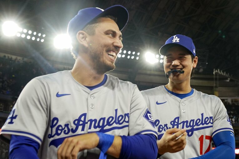 控え捕手のオースティン・バーンズ（34歳）と大谷。ベンチで2人が話すシーンが頻繁に見られる　©AFLO