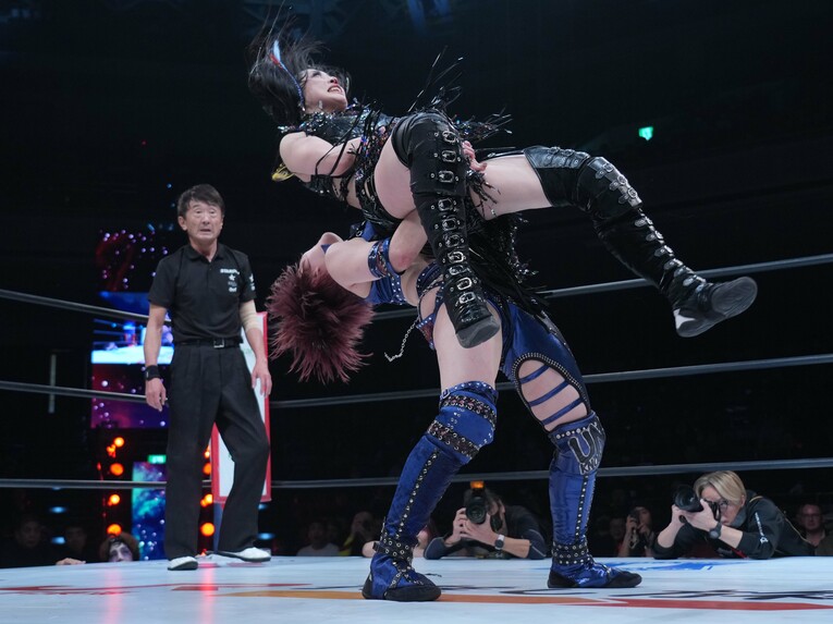 上谷沙弥をスープレックスで投げる安納サオリ　©Essei Hara