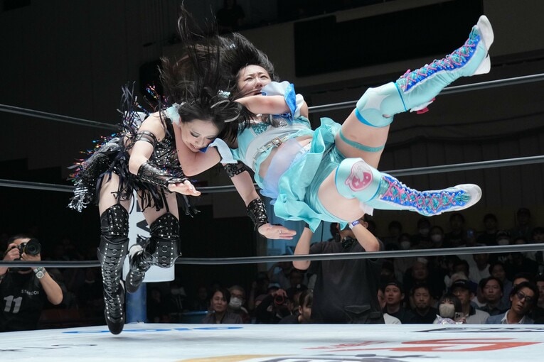 上谷沙弥をフェイスクラッシャーで攻める玖麗さやか　©Essei Hara