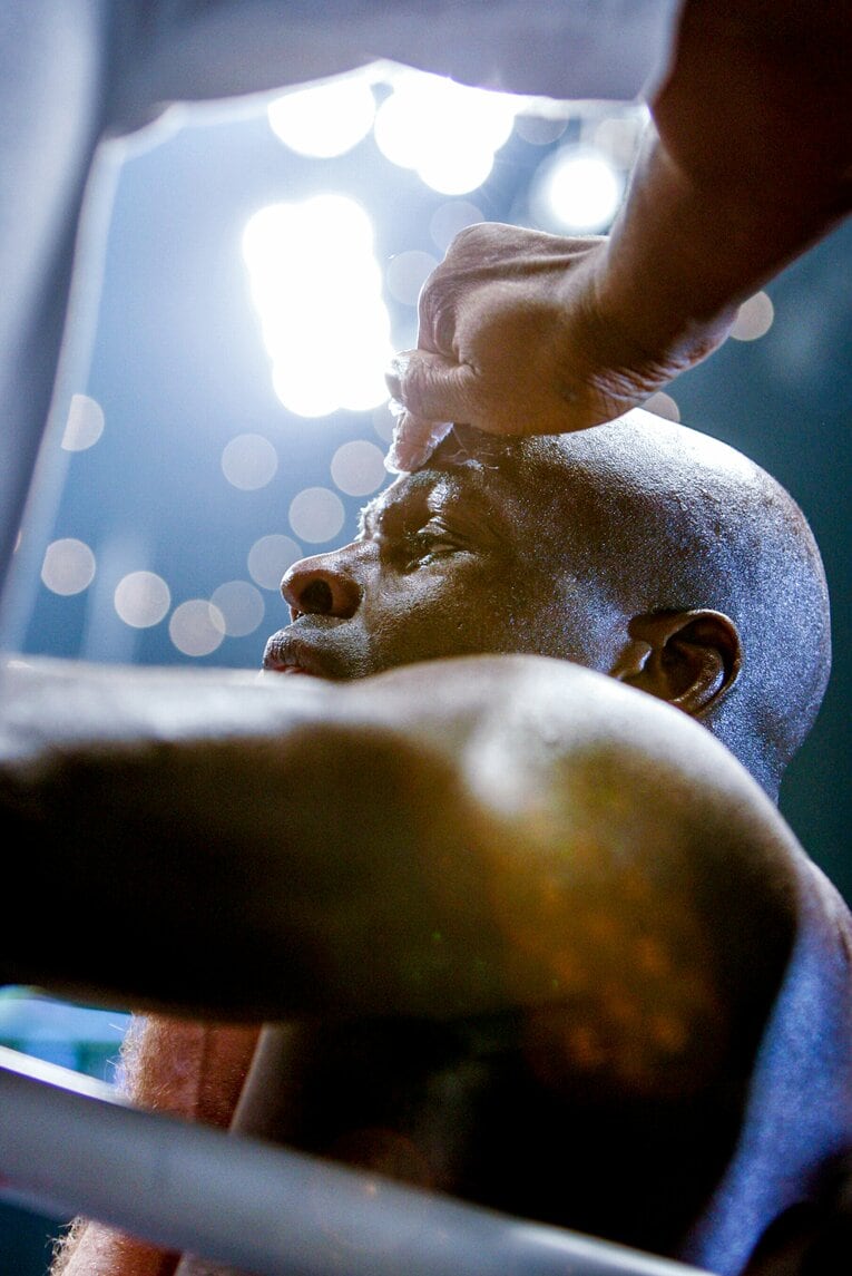 「ボブ・サップのパンチがうなりをあげて…」王者アーネスト・ホーストがパワーに屈した衝撃《カメラマンが見た名勝負・2002年10月》(7)