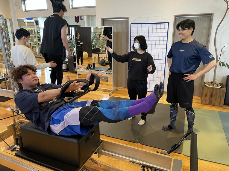 DeNA森原康平のなかなか見られないピラティストレの様子　©Takashi Ishizuka