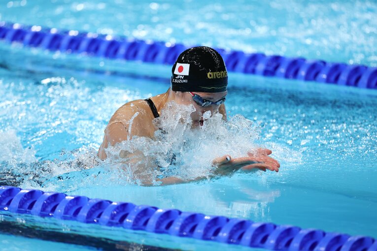 パリ五輪、200m平泳ぎで力泳する鈴木　©Ryosuke Menju/JMPA