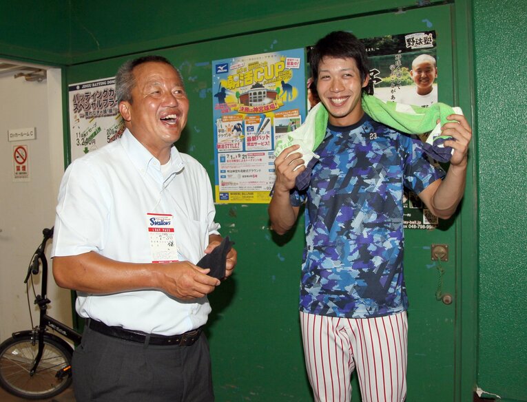 教え子であるヤクルト・山田哲人の応援に駆けつけた岡田監督（2015年）©︎Sankei Shimbun