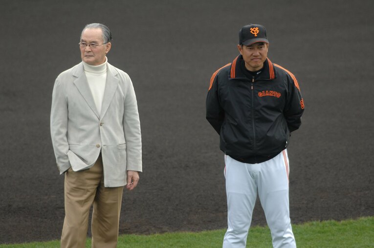 長嶋茂雄と原辰徳（2007年撮影） ©BUGEISHUNJU