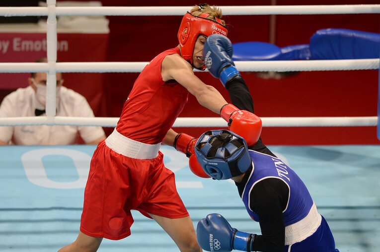 東京五輪でカウンターを浴びるケリフ（赤）。当時はまだ絶対的な実力者ではなかった　©Getty Images
