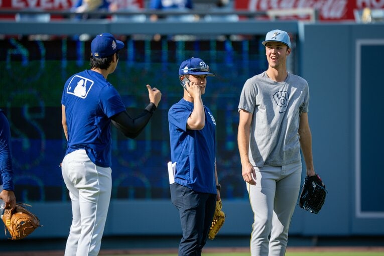 【Numberカメラマンが激写・大谷翔平の愛される日常】奇跡の1枚、怪物右腕ミジオロウスキーに近づき…翔平から握手のちハグ！（全5枚中の1枚目）　©Nanae Suzuki