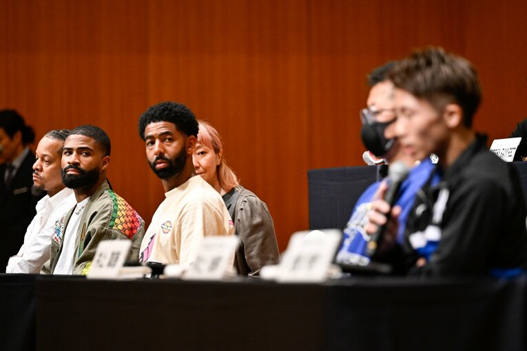 会見で井上尚弥を見つめるフルトン陣営。バンテージに対して疑問を呈するなど、試合前からピリピリとした空気が流れる　©︎Hiroaki Yamaguchi