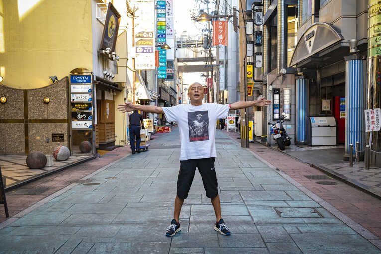 店前の通りにて　©Takuya Sugiyama