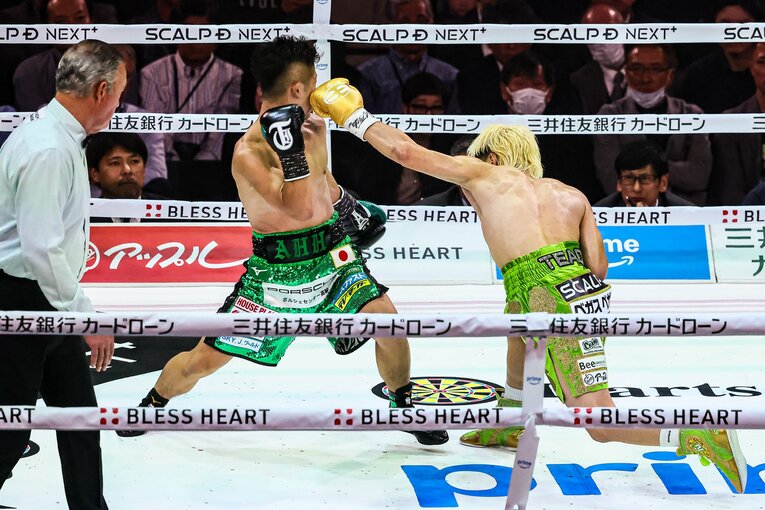 初回、那須川天心の左オーバーハンドがヒットした瞬間（1枚目／全3枚） ©Susumu Nagao