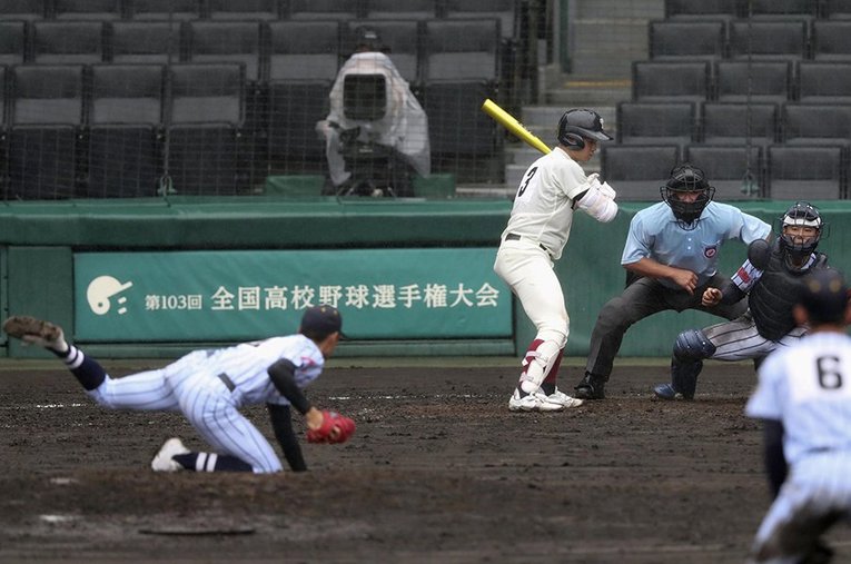 東海大菅生の2番手投手・本田峻也がマウンド上で足を滑らせた付近から、明らかにグラウンド状態は悪かった ／ photograph by Kyodo News