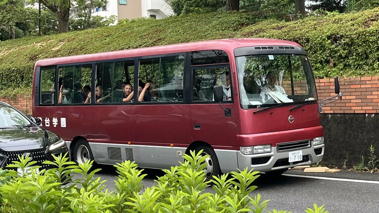 駿台学園のバス。運転席には三角監督が座る