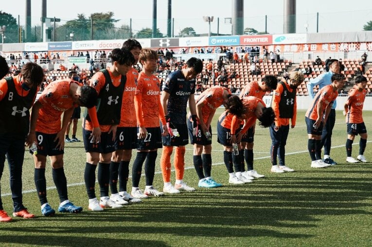 ホームで逆転負けを喫した第3節のロアッソ熊本戦後、NACK5スタジアムに集ったサポーターに頭を下げる大宮アルディージャの選手たち ／ photograph by Getty Images