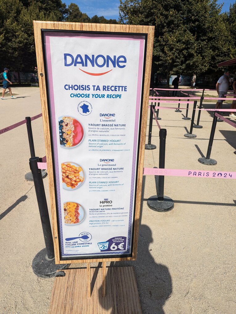 野外で販売しているカップのヨーグルト（約960円）　©Yu Saito