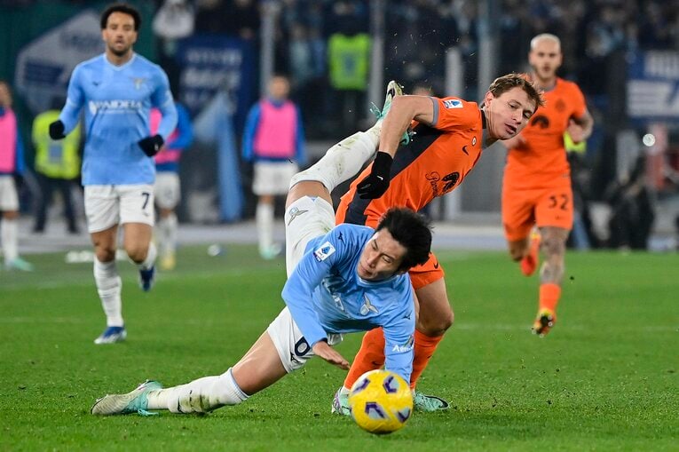 パスでリズムを作るタイプの鎌田が、ボールを受けられない状況が多いのは現地でも懸念されている　©EPA/JIJI PRESS