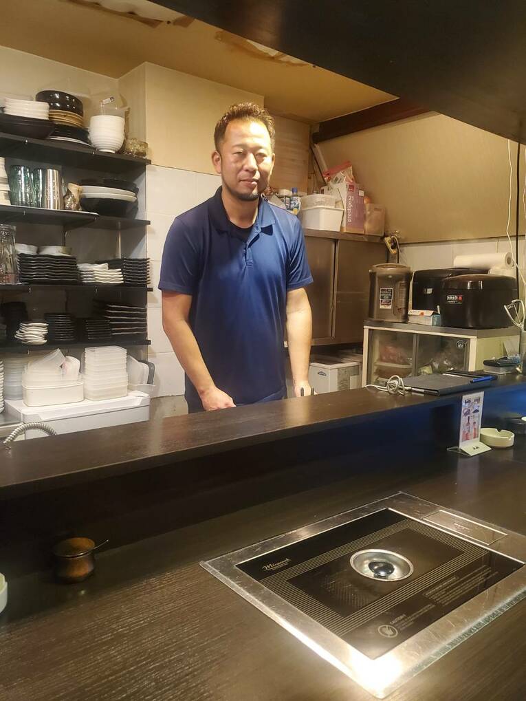 現在は大阪・北新地で飲食店を営む桟原さん　©︎Shunsaku Sakai　