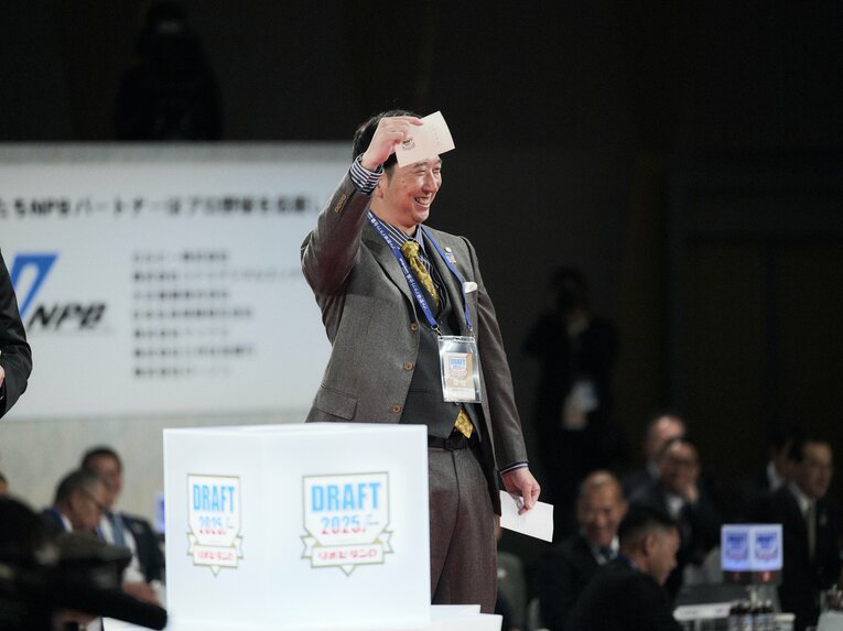 満面の笑みでくじを掲げた阪神・藤川監督　©Yuki Suenaga