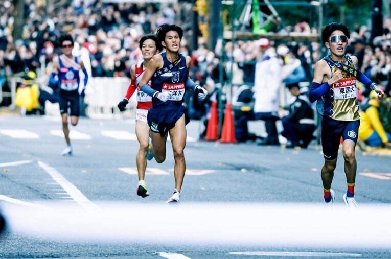 前回の箱根駅伝10区フィニッシュ付近の熾烈な争い。最後方の順天堂大学は総合11位フィニッシュでシード権を逃した　©Kiichi Matsumoto