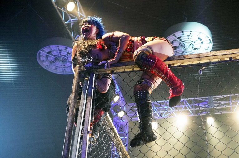 6月25日のスターダムで行われたクイーンズ・クエストと大江戸隊の「全面戦争ケージマッチ」。金網の上で林下詩美を痛めつける刀羅ナツコ ／ photograph by Essei Hara