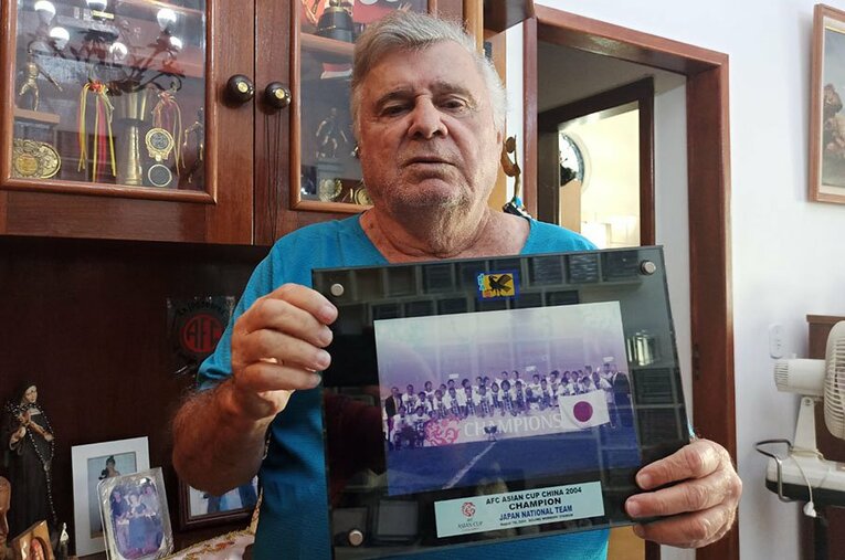 2004年アジアカップ優勝記念の盾を手にしたエドゥー。自身のサッカー経歴についても語ってくれた ／ photograph by Hiroaki Sawada