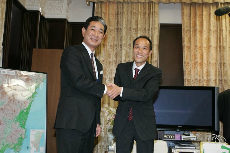 宮崎県知事だった頃の東国原英夫氏と　©Sports Graphic Number