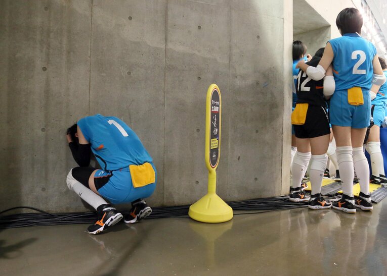 春高バレーで敗れ、泣き崩れる高校時代の高相みな実（当時高3）©︎Sankei Shimbun