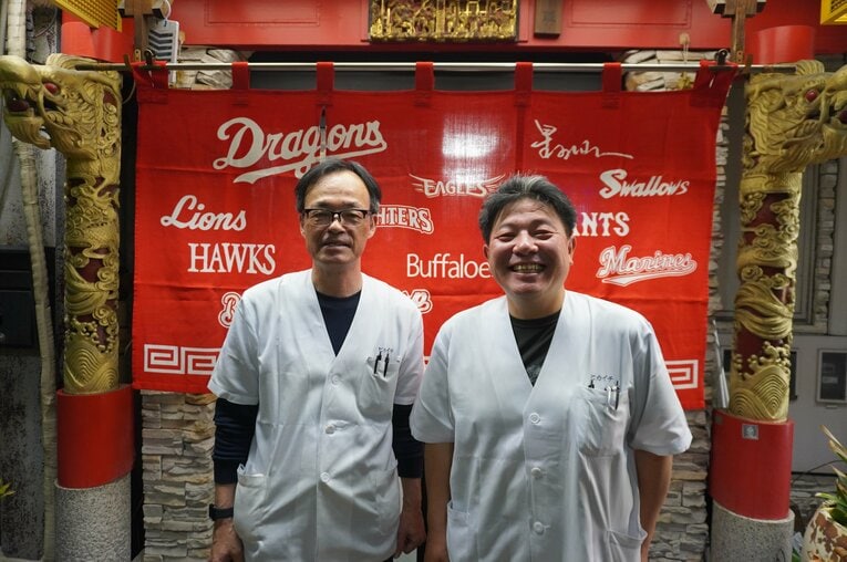 ピカイチの2代目店主・兵頭忠保さん（右）と料理長・畠山衆拙さん　©NumberWeb
