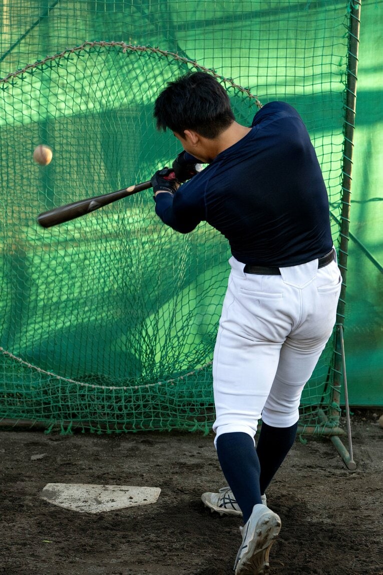力強いスイングを見せる森井　©Takashi Shimizu