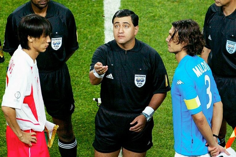 キックオフ前のホン・ミョンボとマルディーニ、モレノ主審。この時は大騒動が待ち受けているとは知る由もなかった ／ photograph by Sandra Behne/Getty Images