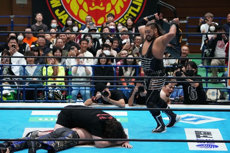 マスター・ワトに覆いかぶさり、EVILのイス攻撃を受けるウルフ・アロン。11月8日、東祥アリーナ安城　©Essei Hara