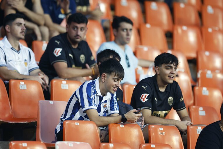 数は少なかったがソシエダファンの姿も　©Daisuke Nakashima