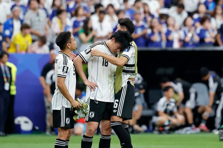 ブラジル戦後のピッチ上の一幕。選手もカメラマンも気持ちの切り替えは難しかった　©Atsushi Tokumaru