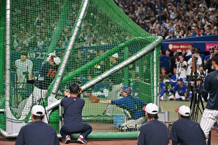 後ろで見つめる中日の選手たち　©Hideki Sugiyama