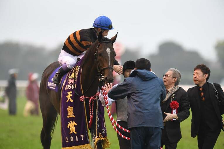 キタサンブラックの馬上で北島三郎氏と握手する武豊　©BUNGEISHUNJU