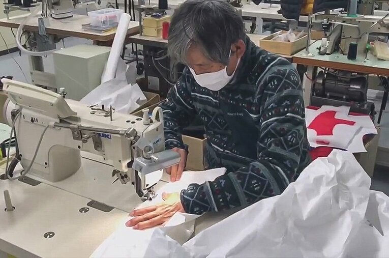 医療用の防護服をミシンで製作する、アウトドアメーカー・モンベルの辰野勇会長。 ／ photograph by Montbell