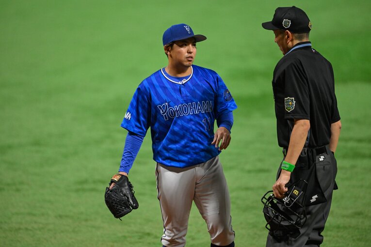 ソフトバンクファンの妨害行為に抗議するDeNA東克樹　©︎Nanae Suzuki