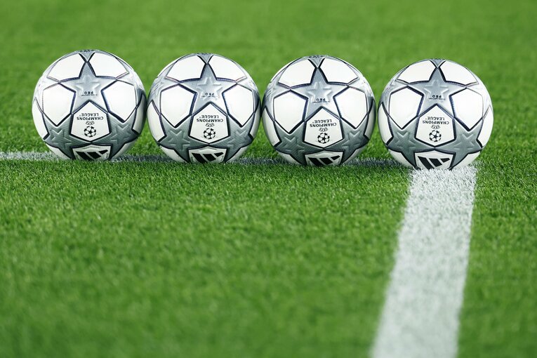 日本代表22歳DFがCLバルサ戦で「ボランチなの!?」「レバンドフスキに頭1つ飛び出て空中戦勝利」超ポリバレントな鈴木淳之介にカメラマン驚き(3)