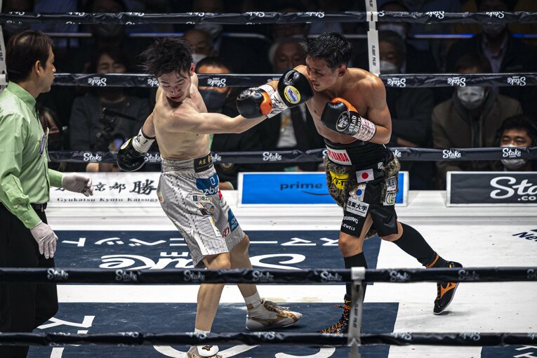 5回にダウンを喫した京口だが、打ち疲れた寺地に猛反撃。あわや大逆転という場面を作った　©Takuya Sugiyama