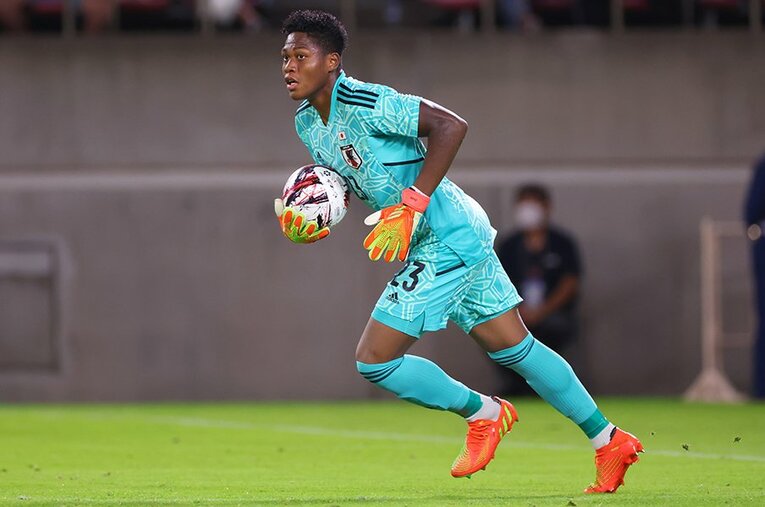 A代表デビューを飾った鈴木彩艶（19）。W杯メンバー経験のある西川周作（36）との浦和での競争が、彼を強くする ／ photograph by YUTAKA/AFLO SPORT