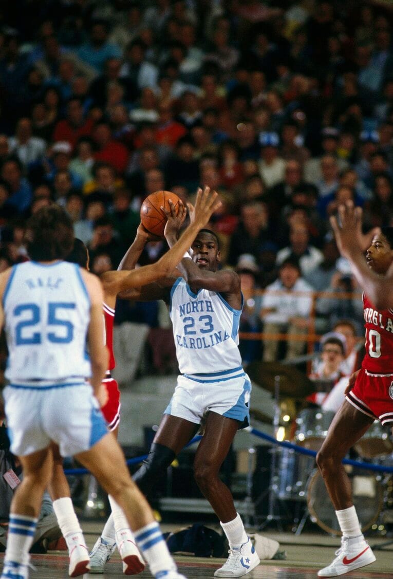 ノースカロライナ大学時代のマイケル・ジョーダン。コンバースのシューズを履いている。1984年のドラフトでシカゴ・ブルズに指名された　©Getty Images