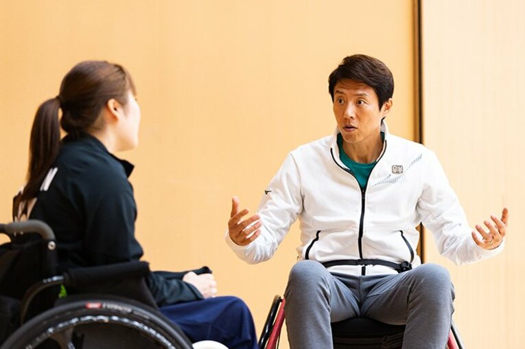 〈金メダル獲得〉松岡修造がラリーで「わ！ 取れない！」に「キャハハ！」 パラバドミントン里見紗李奈は“ゆるふわ”だけどスゴく“負けず嫌い”(17)