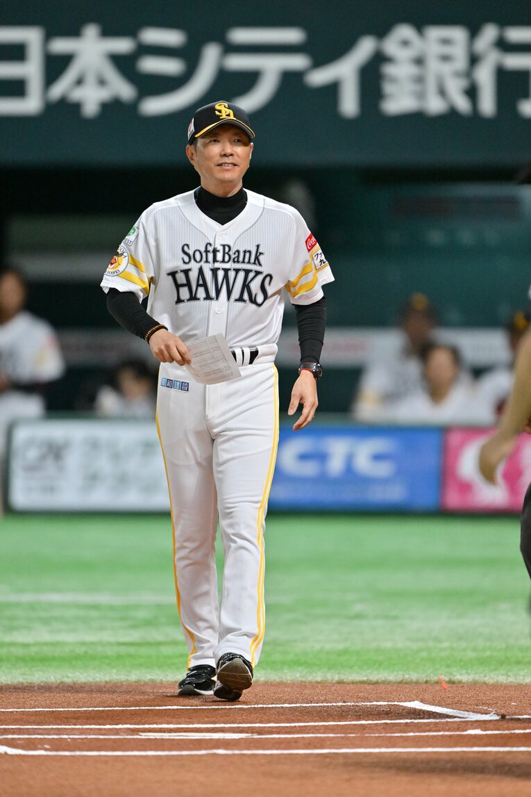 最終戦、自ら決断したオーダーを手に戦いに臨んだ小久保監督　©Hideki Sugiyama