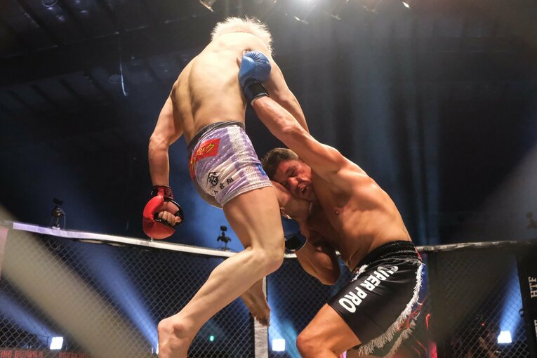 西谷の飛びヒザ蹴りがクラウスの顔面にヒットした瞬間　©Norihiro Hashimoto