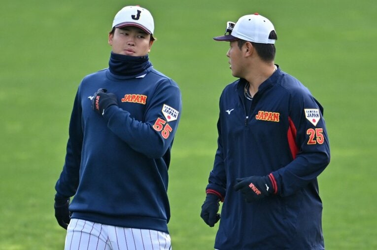 侍ジャパンの宮崎合宿、同組練習で会話する村上宗隆と岡本和真　©Hideki Sugiyama