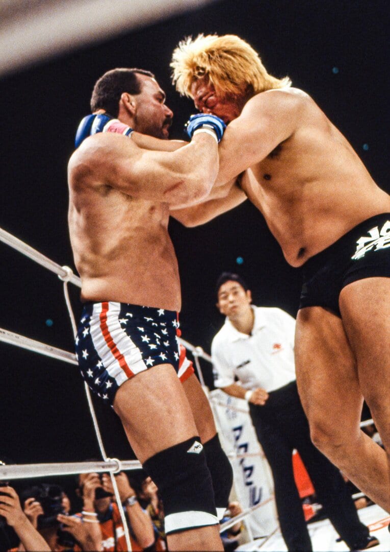 フライのパンチで高山の左目は完全に塞がっていた