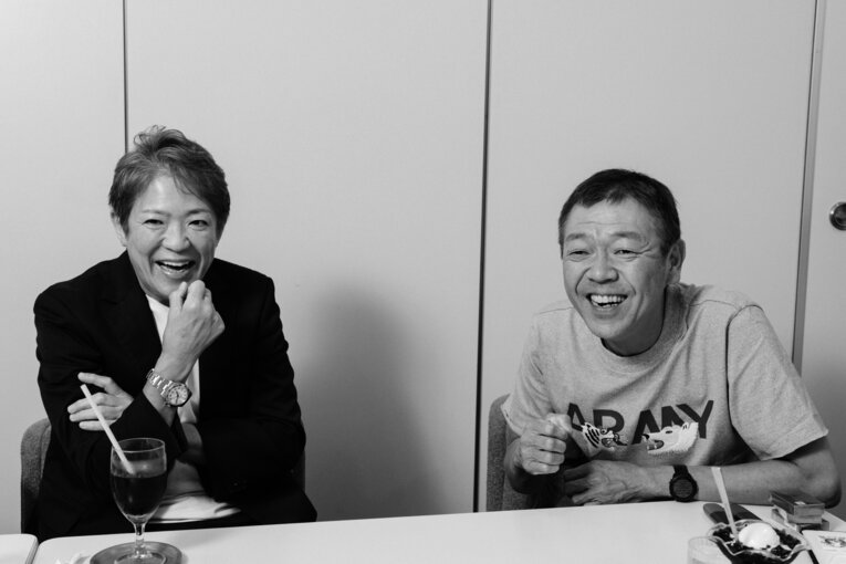 インタビュー時のライオネス飛鳥さんと玉袋筋太郎さん　©タイコウクニヨシ