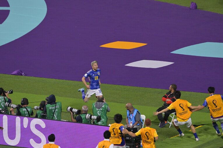 ゴール後、カメラマン席に飛び込んだ浅野　©Koki Nagahama/JMPA