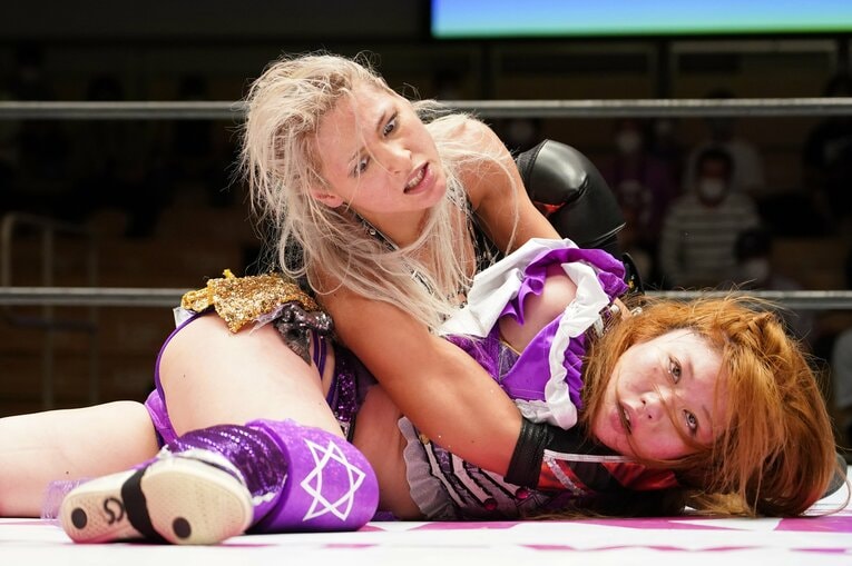 中野たむを絞め上げるジュリア