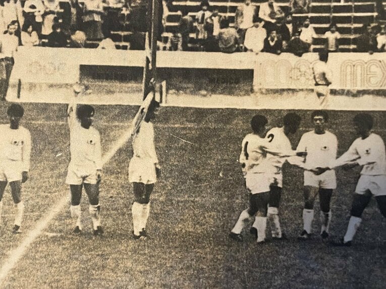 メキシコ五輪で銅メダルを獲得した日本代表の選手たち。杉山隆一は右から2人目（本人提供）