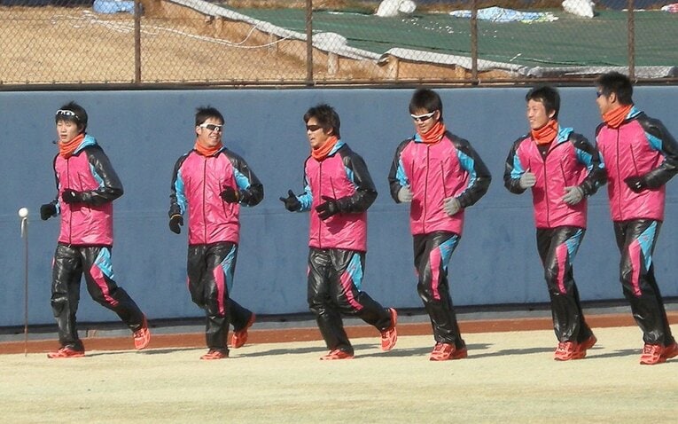 全員同じ格好…斎藤はどれ!?（正解は左から2番目）　©JIJI PRESS